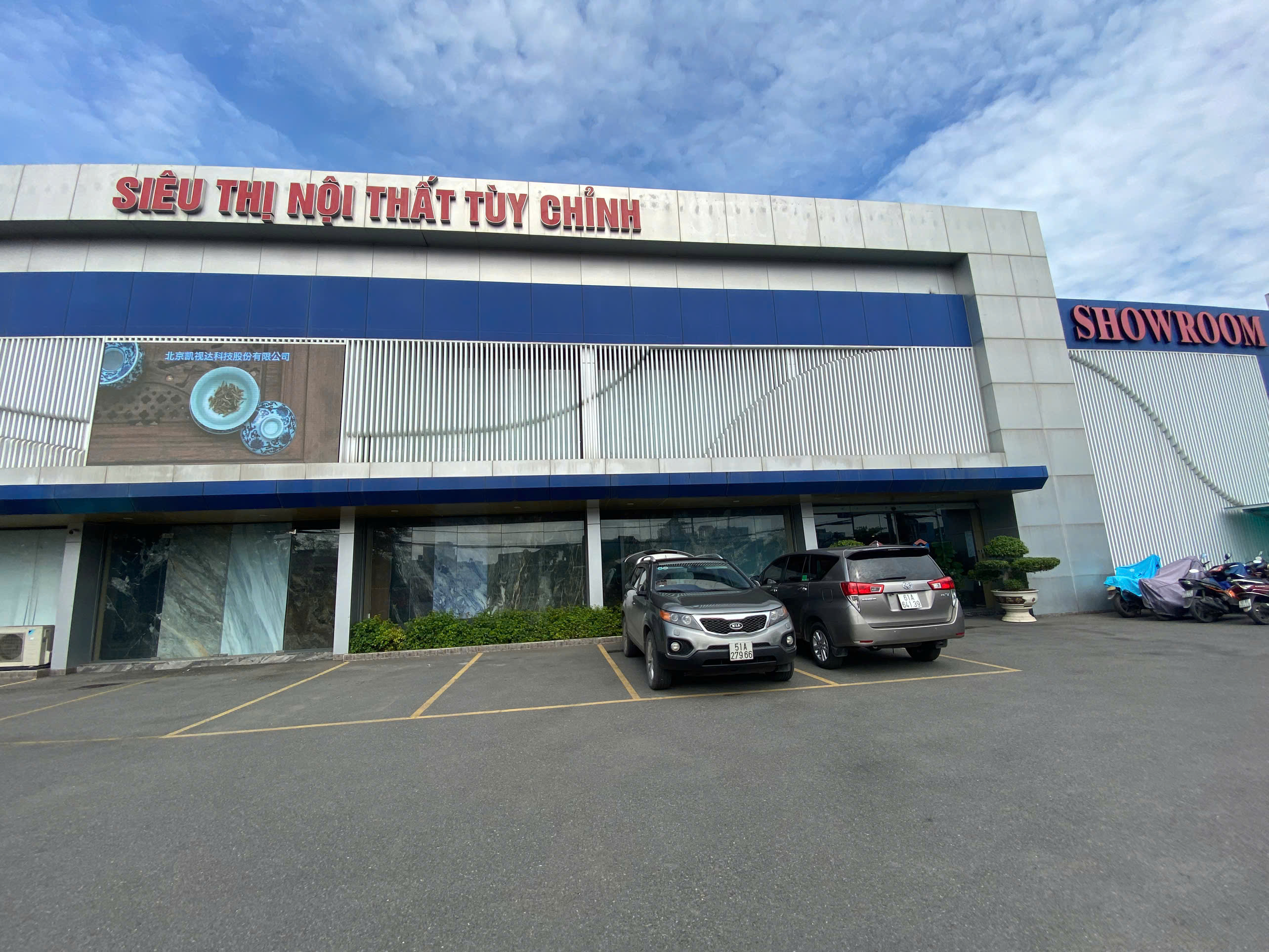 Overview of the showroom office 1.jpg